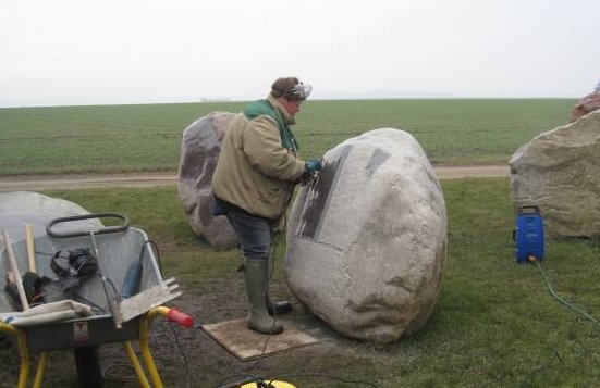 Lene Henriksen bearbejder en af de tonstunge sten en råkold dag